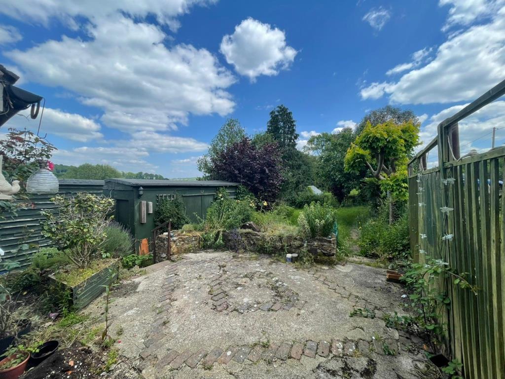 Lot: 70 - SEMI-DETACHED HOUSE FOR IMPROVEMENT - Rear garden